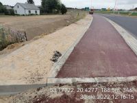90) 2022-08-30 Zagęszczanie warstwy ścieralnej na ciągu pieszo rowerowym, na drodze powiatowej DP2305W po stronie prawej, przed włączeniem w DK7